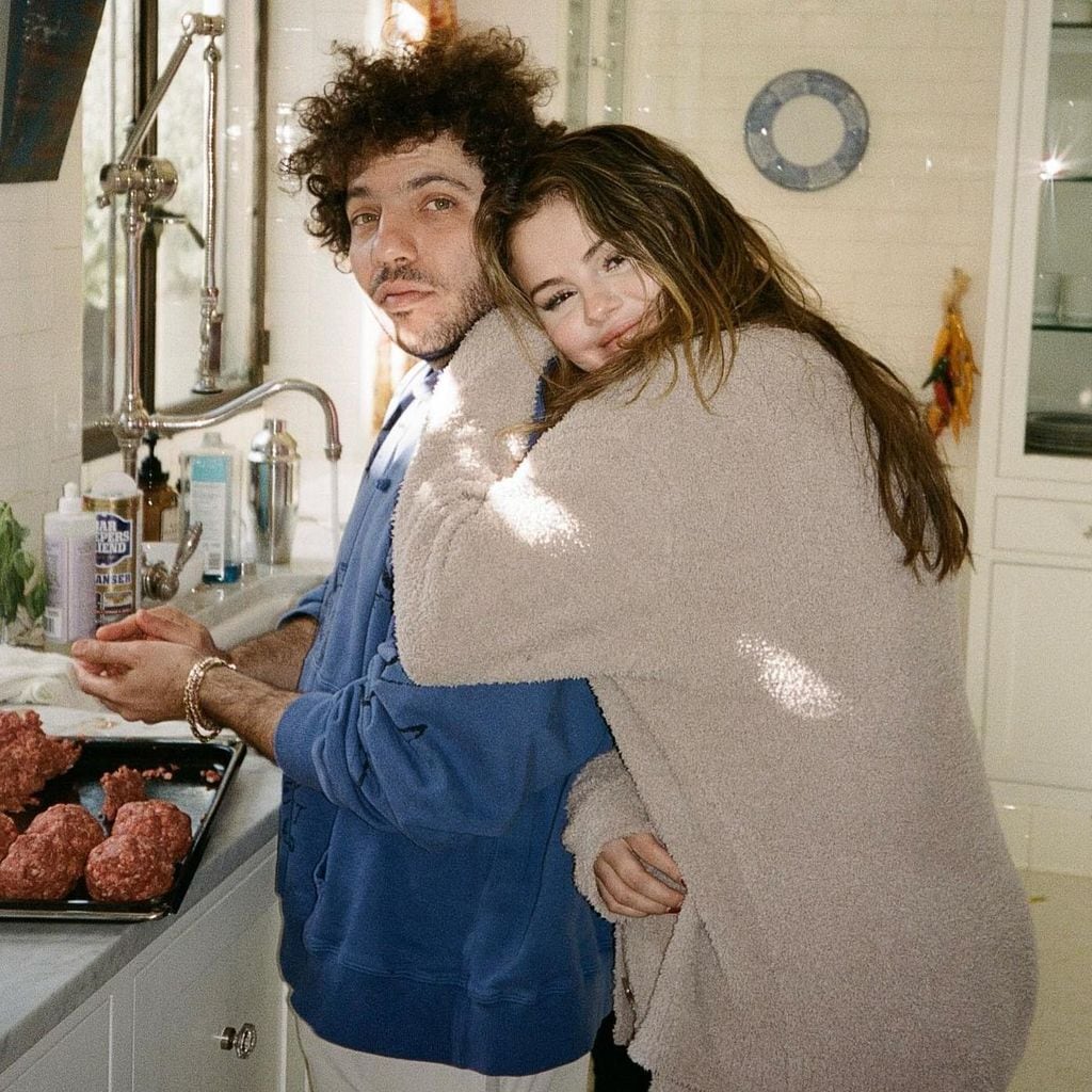 #SelenaGomez 
#BennyBlanco

💥BOMBAZO💥

La actriz anuncia en IG que se ha comprometido con el productor musical.

La pareja, que se conoció en 2019, confirmaron su relación en diciembre de 2023 y ahora dan este paso más en su relación:

"El para siempre comienza ahora".