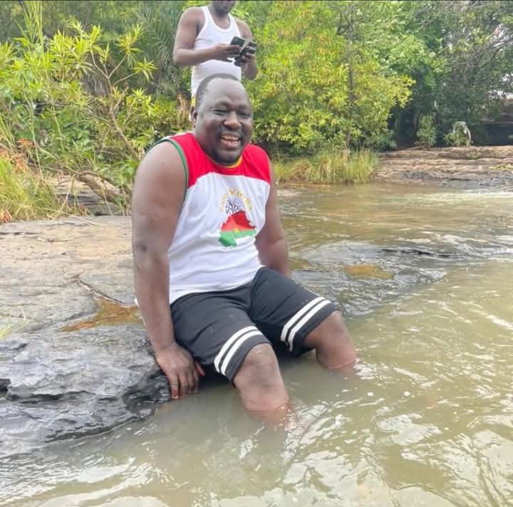 marcus_herve's tweet photo. 🛑🇧🇫- Mr Tiegnan chilling with our tax payer’s money! 

Here’s Mr Tiegnan again chilling with another side chick, probably in the cascades of Banfora, in the southwestern region of Burkina Faso 🇧🇫, thanks to public funds he embezzled. 

While listening to his trial, I felt like Mr Tiegnan is trying to drag everyone else down with him, and I trust that the judges will give a fair trial to everyone involved. 

Mr Tiegnan said that whenever he was able to cash out a check, that they were equitably sharing the money. But his accomplices said that it wasn’t always the case. 

For instance, one of the accomplices said that, the first check that Tiegnan asked him to cash out, that it was 14M CFA francs, and that he gave him 5M CFA francs. So, it means that on their first deal, Tiegnan pocketed 9M francs. 

Still with the same accomplice, his second check that he cashed out was 7.5M francs, and that Tiegnan gave him 3M francs out of it, meaning the took 4.5M for himself. 

So, my question is: how can Mr Tiegnan claim that the money was being equitably shared? He is lying and is trying to sink everyone else.