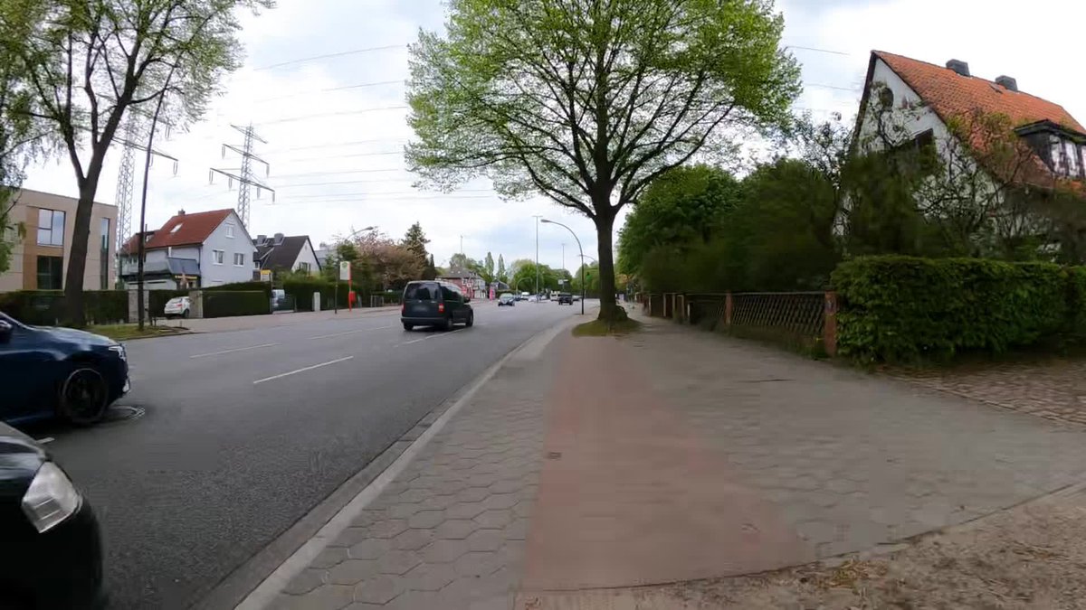 Planung: Jüthornstraße und Rodigallee (West)

veloroute.hamburg/article/2022-0…

2,0m breite Protected-Bike-lanes, an Bushaltestellen andere Führungen. Mehr Bäume, mehr Radabstellplätze und eine Busspur stadteinwärts.