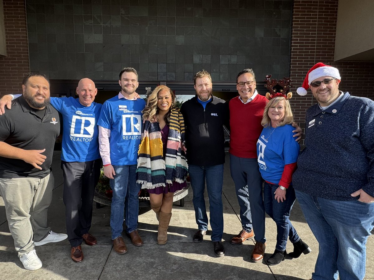 Elaine Torres (@etorresdenver) on Twitter photo Our <a href="/CBSNewsColorado/">CBSColorado</a> team has been out in force today at our Denver <a href="/MyKingSoopers/">King Soopers</a> location! #TogetherForCO <a href="/BGCMetroDenver/">Boys & Girls Clubs of Metro Denver</a> <a href="/jasminearenastv/">Jasmine Arenas</a> <a href="/AlexLCBS4/">Alex Lehnert</a> Our <a href="/CBSNewsColorado/">CBSColorado</a> team has been out in force today at our Denver <a href="/MyKingSoopers/">King Soopers</a> location! #TogetherForCO <a href="/BGCMetroDenver/">Boys & Girls Clubs of Metro Denver</a> <a href="/jasminearenastv/">Jasmine Arenas</a> <a href="/AlexLCBS4/">Alex Lehnert</a>