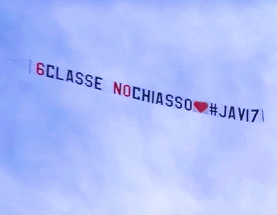saretta09t's tweet photo. Cade a pennello questo aereo🔥

#GrandeFratello #Javi7 https://t.co/h0t658XVZ4