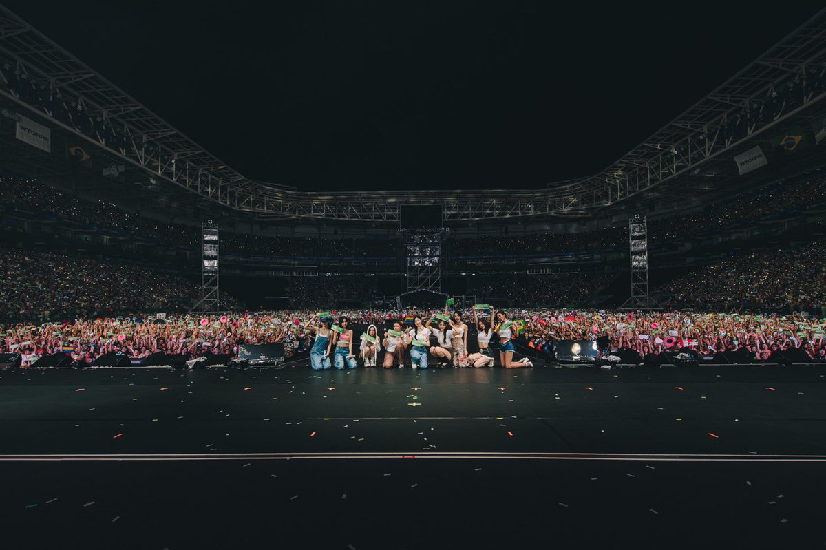 GirlgroupsBR's tweet photo. você foi em algum show de K-pop esse ano? 🫶 https://t.co/EXXqsDF2Ox