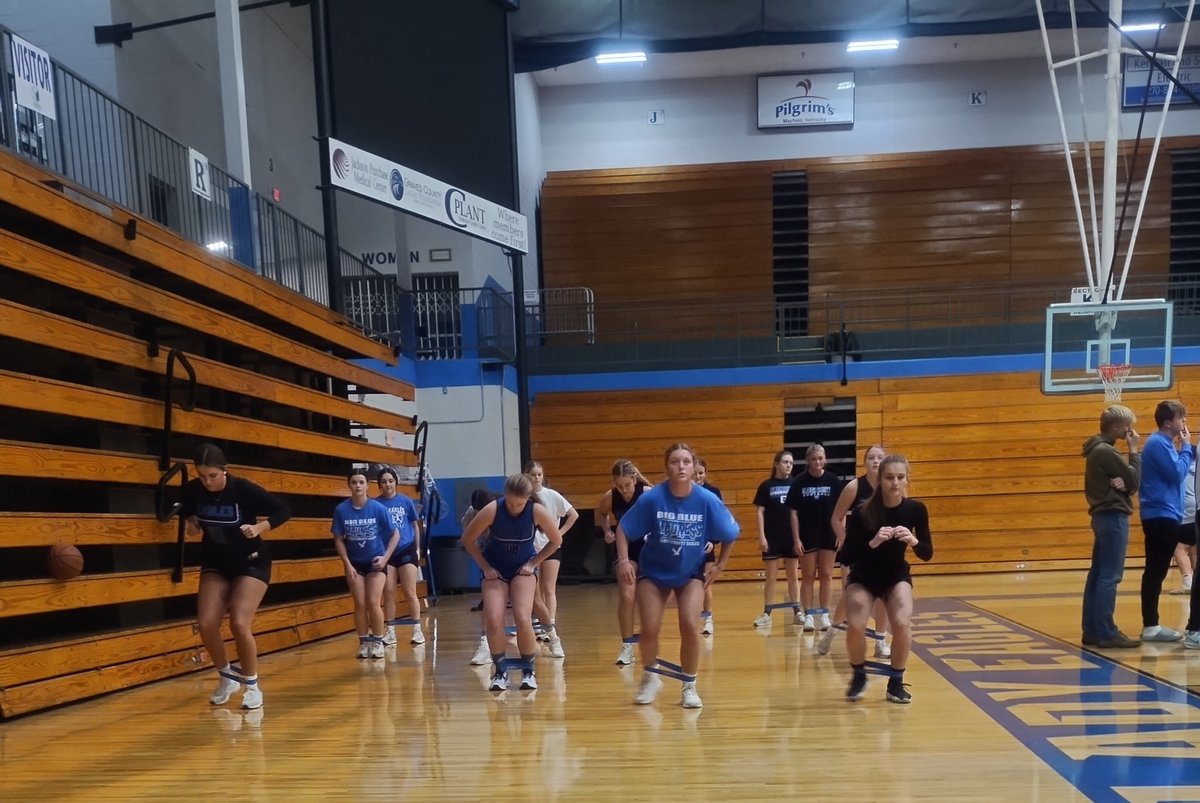 LyndonDunning4's tweet photo. Lady Eagle Basketball is getting a workout today during upper limits. https://t.co/A0nAee6ItJ