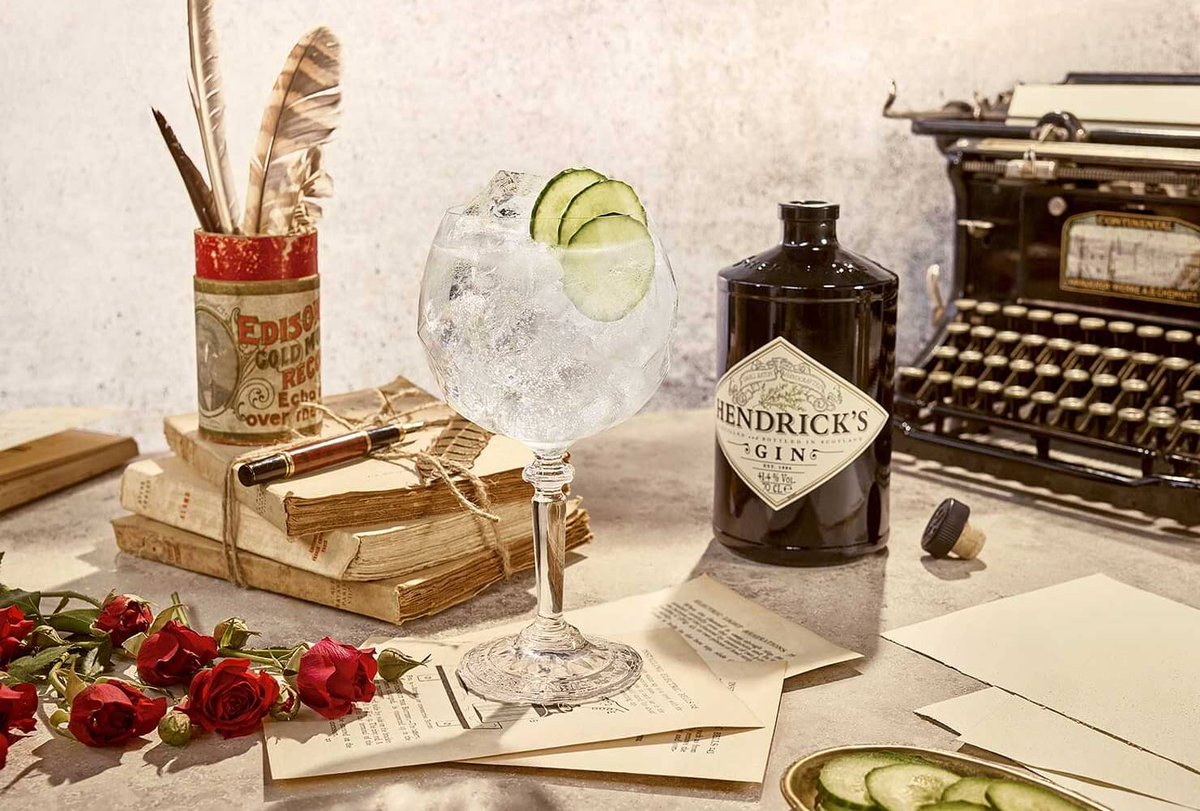¿Gin o Whisky? Estas fiestas, eleva tus celebraciones con sabores que trascienden lo ordinario. ¿Qué prefieres: la frescura floral de Hendrick’s Gin o la intensidad de Glenfiddich? neomenmx.com/2024/12/12/hol… ¡Cuéntanos! #HolidayDrinks