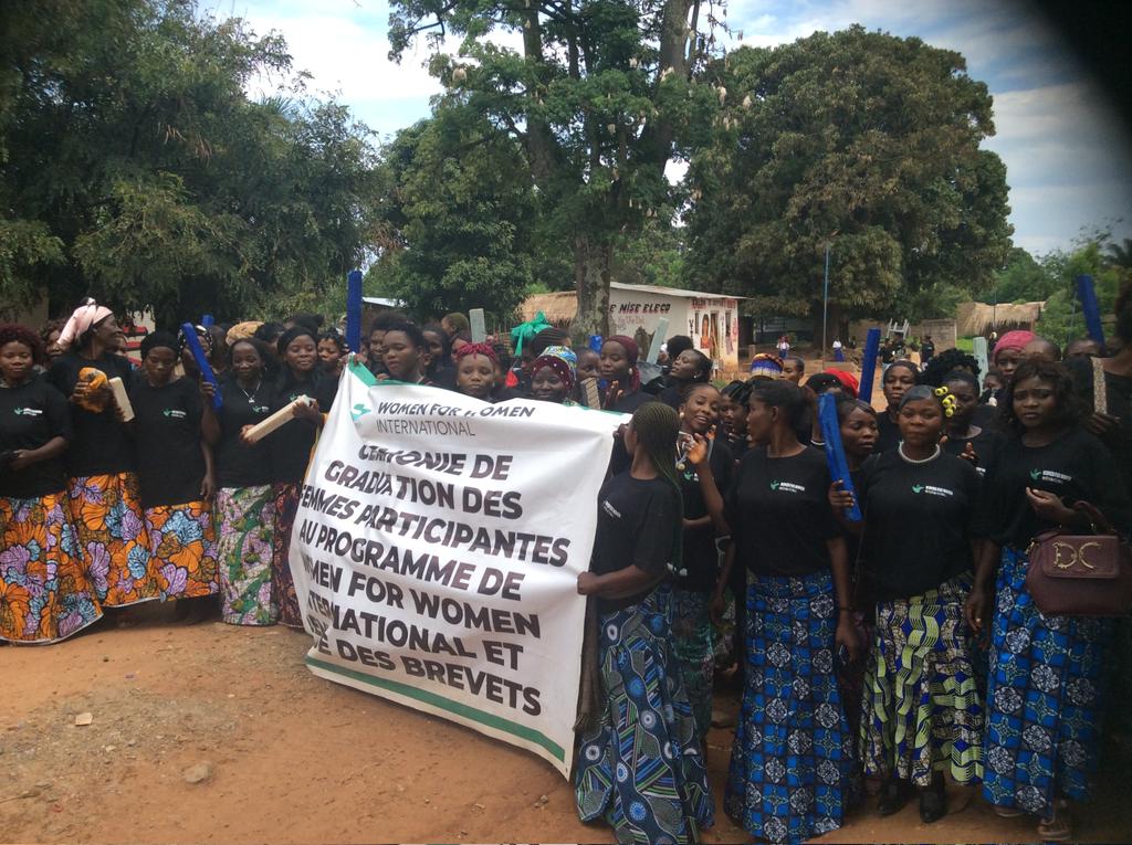 OngeaYaga's tweet photo. 290 femmes et filles vulnérables du village de #SWIMA à #Fizi graduées ce 11/12/024 après avoir participées au programme #SWSN COH4 dit femmes fortes, nations fortes de @WomenforWomen. Elles ont reçu des brevets en différentes filières apprises pour s'autonomiser. @ONUFemmesRDC https://t.co/noDjHJvoON