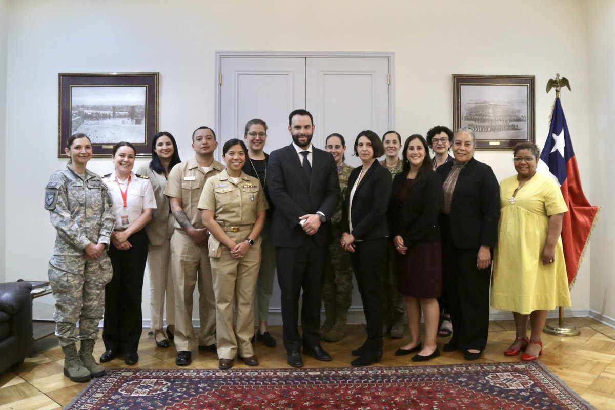SubseDefensa's tweet photo. Una labor permanente de estos últimos años ha sido cómo materializar la agenda Mujer, Paz y Seguridad al interior de las FFAA, en el trabajo que realizan a diario y darle continuidad. 
Hoy se llevó a cabo la II reunión del Subcomité de esta materia, entre Chile y Estados Unidos. https://t.co/I9lYXmsYBz