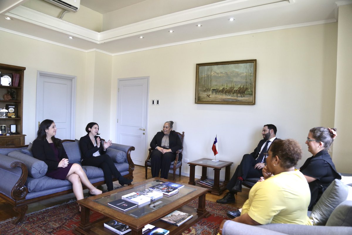 SubseDefensa's tweet photo. Una labor permanente de estos últimos años ha sido cómo materializar la agenda Mujer, Paz y Seguridad al interior de las FFAA, en el trabajo que realizan a diario y darle continuidad. 
Hoy se llevó a cabo la II reunión del Subcomité de esta materia, entre Chile y Estados Unidos. https://t.co/I9lYXmsYBz
