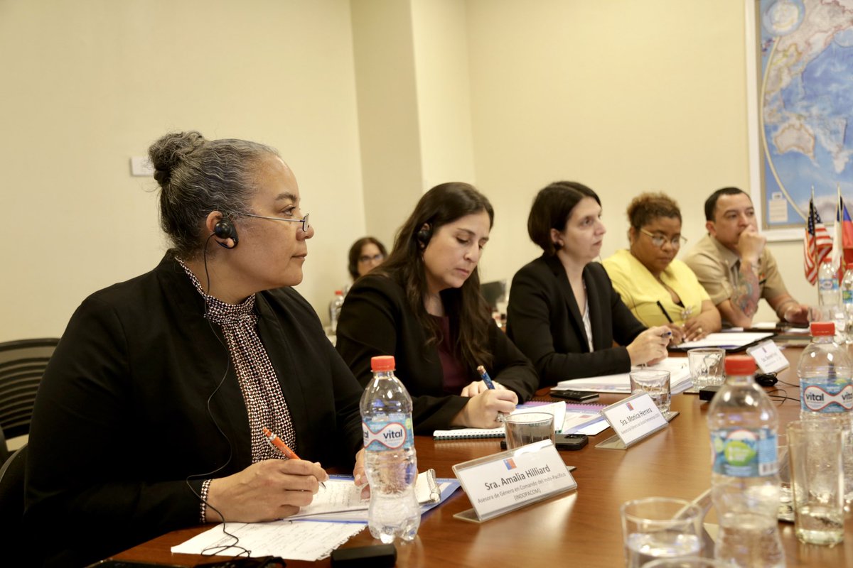 SubseDefensa's tweet photo. Una labor permanente de estos últimos años ha sido cómo materializar la agenda Mujer, Paz y Seguridad al interior de las FFAA, en el trabajo que realizan a diario y darle continuidad. 
Hoy se llevó a cabo la II reunión del Subcomité de esta materia, entre Chile y Estados Unidos. https://t.co/I9lYXmsYBz