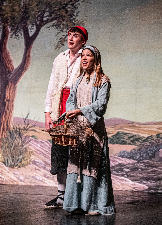 pastoretscat's tweet photo. La passió que es respira als Pastorets no només es viu darrera l’escena, sinó també davant. 🌟

🏆 “Moments màgics en escena” segon premi del VII Concurs de Fotografia, de Jordi Preñanosa Serra
🎭 Pastorets de Manresa

#CeliInfern #PastoretsCatalunya #CulturaPopular #Teatre https://t.co/RpFSll9CPd
