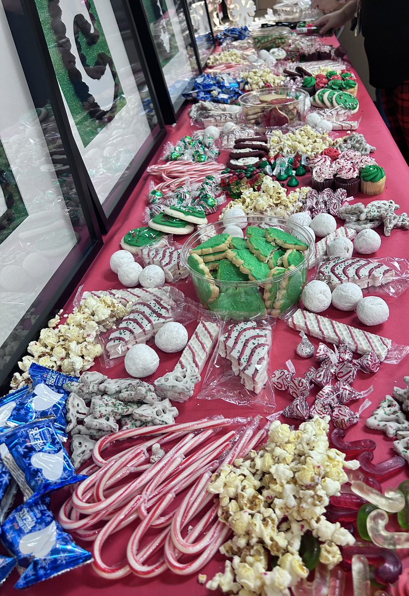 Memorial Parkway JH (@mpjheagles) on Twitter photo Loved sending over some holiday cheer to our sister school <a href="/MCJHGators/">Mayde Creek JH</a> this morning! #sisterschools <a href="/KatyISD_PIE/">Katy ISD PIE</a> Loved sending over some holiday cheer to our sister school <a href="/MCJHGators/">Mayde Creek JH</a> this morning! #sisterschools <a href="/KatyISD_PIE/">Katy ISD PIE</a>
