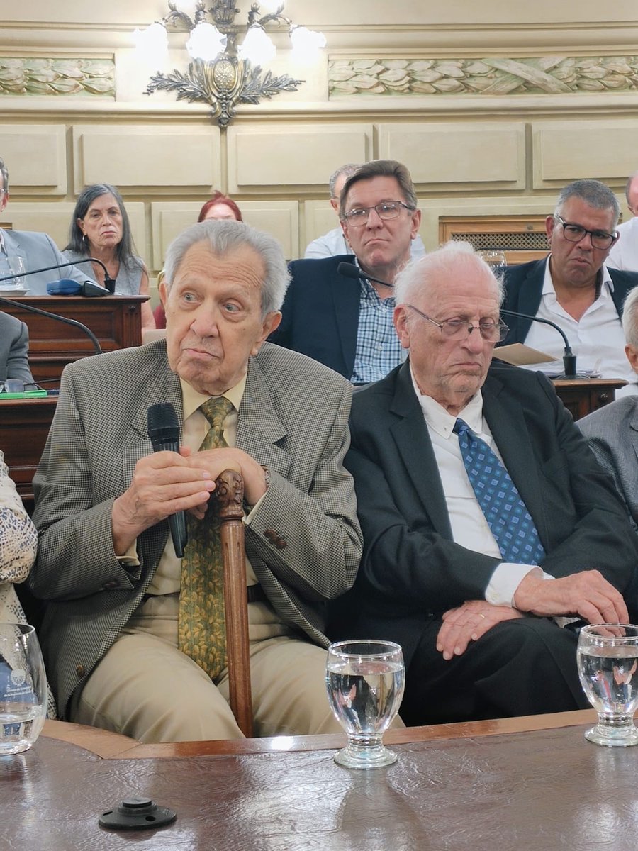 Victor Reviglio y Luis Caceres dando clinica de politica con sus discursos a los senadores (y la Pta Camara de Diputados <a href="/ClaraGarcia_SF/">Clara García🌹</a>) en acto homenaje propuesto por <a href="/felipemichlig/">Felipe Michlig</a>