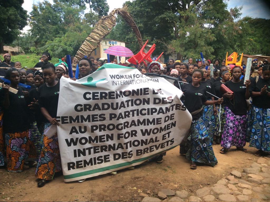 OngeaYaga's tweet photo. 290 femmes et filles vulnérables du village de #SWIMA à #Fizi graduées ce 11/12/024 après avoir participées au programme #SWSN COH4 dit femmes fortes, nations fortes de @WomenforWomen. Elles ont reçu des brevets en différentes filières apprises pour s'autonomiser. @ONUFemmesRDC https://t.co/noDjHJvoON