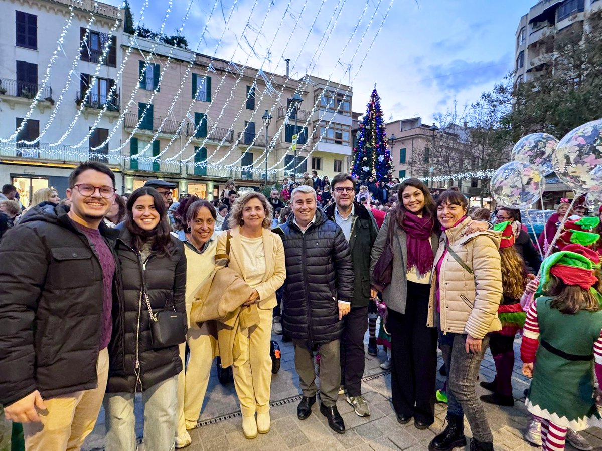SocialistesInca's tweet photo. 🎄El Nadal més màgic és viu a #IncaCiutat!
🎅🏼Des d’avui i fins aquest diumenge la plaça Mallorca acull el Creativíssim Christmas Wonderland, un mercadet de Nadal molt especial on hi trobaràs paradetes, menjar, música i moltes sorpreses úniques! #IncaFaNadal #IncaSomTots https://t.co/Pa0jk4qOtl