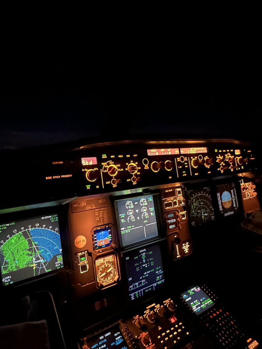 RREHPANI's tweet photo. Como cuando viajas al sur y escudriñando el espacio sideral comienzan a pasar ante tus ojos como cual trineos de Papá Noel los satélites del señor @elonmusk @SpaceX @Starlink 😍🛰️🛰️🛷🛷🎅🏻🎅🏻😍@LATAMAirlines https://t.co/7tprA80uZp