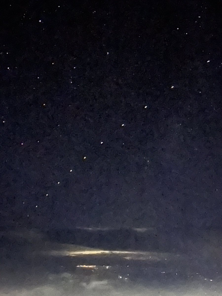 RREHPANI's tweet photo. Como cuando viajas al sur y escudriñando el espacio sideral comienzan a pasar ante tus ojos como cual trineos de Papá Noel los satélites del señor @elonmusk @SpaceX @Starlink 😍🛰️🛰️🛷🛷🎅🏻🎅🏻😍@LATAMAirlines https://t.co/7tprA80uZp