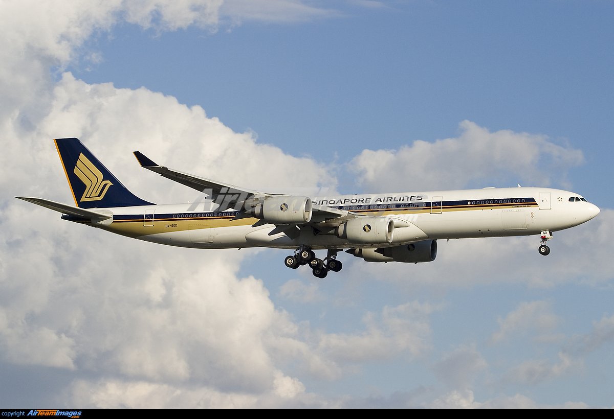 AirNavRadar's tweet image. The Airbus A340 is a unique quad-jet designed for ultra-long-haul flights! 🛫 Did you know? It holds the record for the longest non-stop commercial flight: Singapore Airlines flew 19 hours from Singapore to Newark! 🌏✈️ 

Track them all at airnavradar.com/?filtersEnable…

#AviationFacts