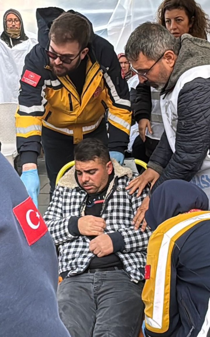direnisler_m's tweet photo. Direnişler Meclisi:
Sedyede ki #Polenez işçisinin ismi Zülküf, bir ziyaretimizde;
"...bu direniş bize çok şey öğretti, dostumuz kim düşmanımız kim gördük." demişti. Evet direniş bir turnusoldur. Doğruyu yanlışı, neyin ne olduğunu gösterir!
#YoluPolonezİşçisineAç https://t.co/o6GDGLpYs8