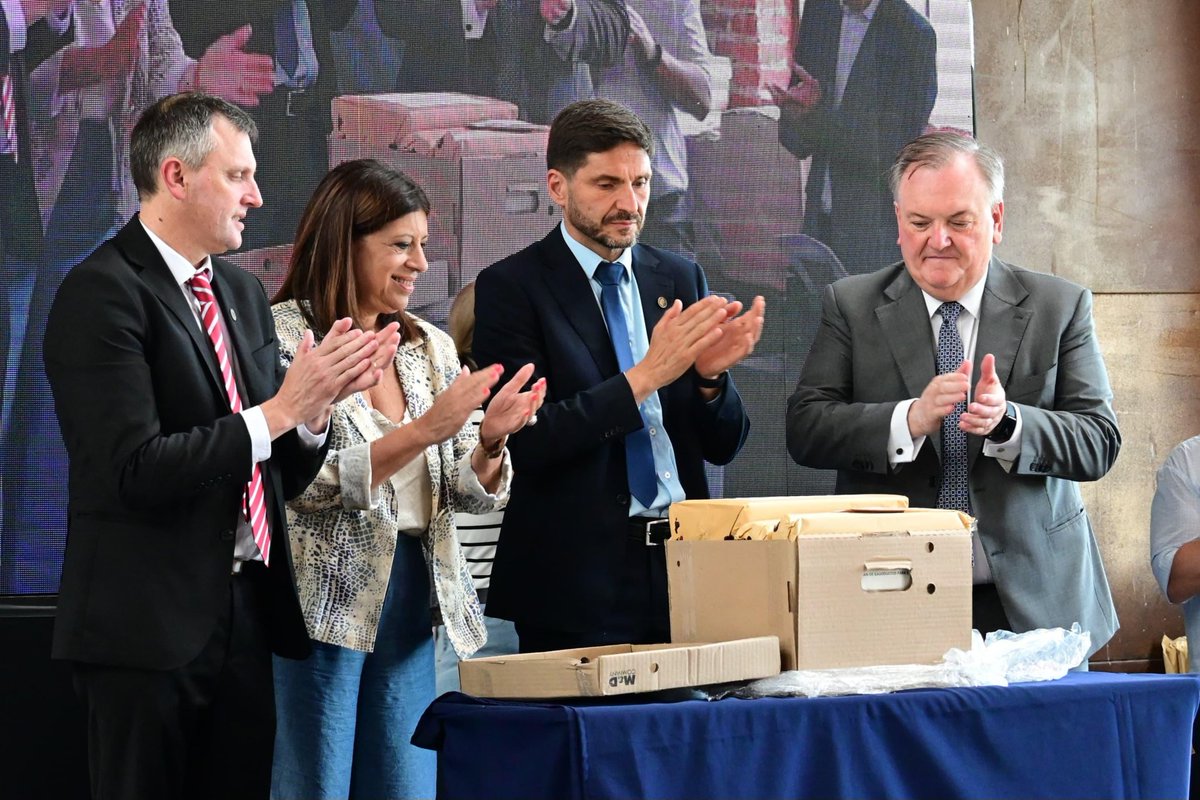 ClaraGarcia_SF's tweet photo. HISTÓRICA LICITACIÓN DE GASODUCTOS

Nuestra empresa provincial de gas y energías renovables @ENERFE_SF licitó la primera etapa de obras de cinco gasoductos troncales por más de $ 40.000 millones. Comienza a hacerse realidad una política que va a optimizar la matriz energética de la provincia de Santa Fe, reduciendo los costos para una producción más competitiva. 

Hoy con el gonernador @maxipullaro damos el primer paso en la construcción de un total de 610 km de red que beneficiarán a 45 localidades, 120 mil habitantes y 250 industrias.

Santa Fe cierra un año avanzando firme por el camino de las transformaciones, con proyectos concretos, equipos experimentados y un gobierno decidido a avanzar con las transformaciones de fondo que nuestra provincia necesita.