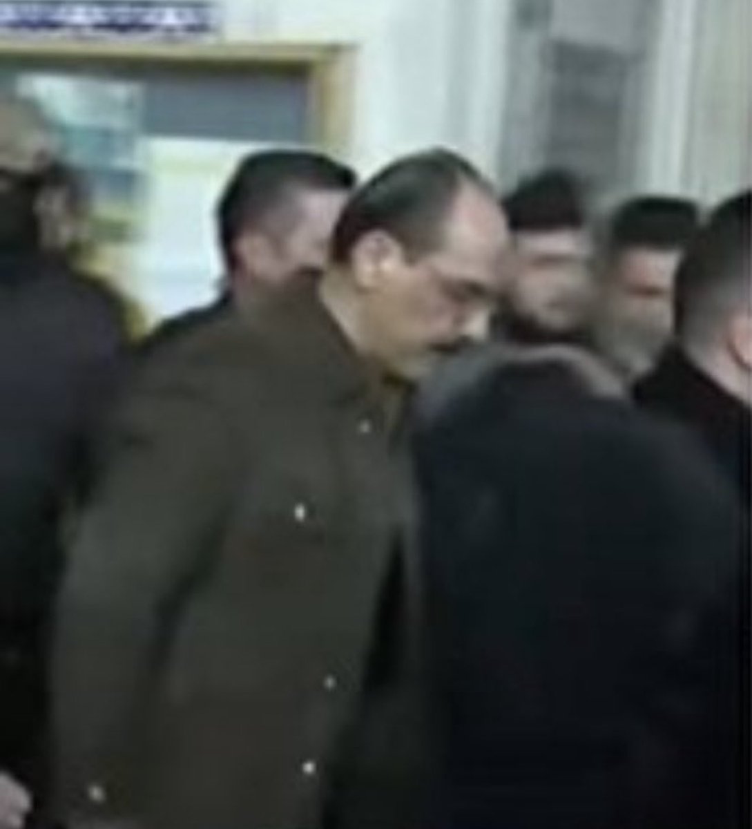 Bir Türk var şimdi Emevi Camii'nde,
İbrahim Kalın, hazırlıkta, sessizce.
Reis Erdoğan'a seccadesini sermeye,
Dualar yükselir,göğe,içtenlikle.

Minareler yankılanır, ezan sesiyle,
Kalpler birleşir, aynı niyetle
Bir milletin umudu, bir liderin izinde,
Emevi Camii'nde, huzur içinde.