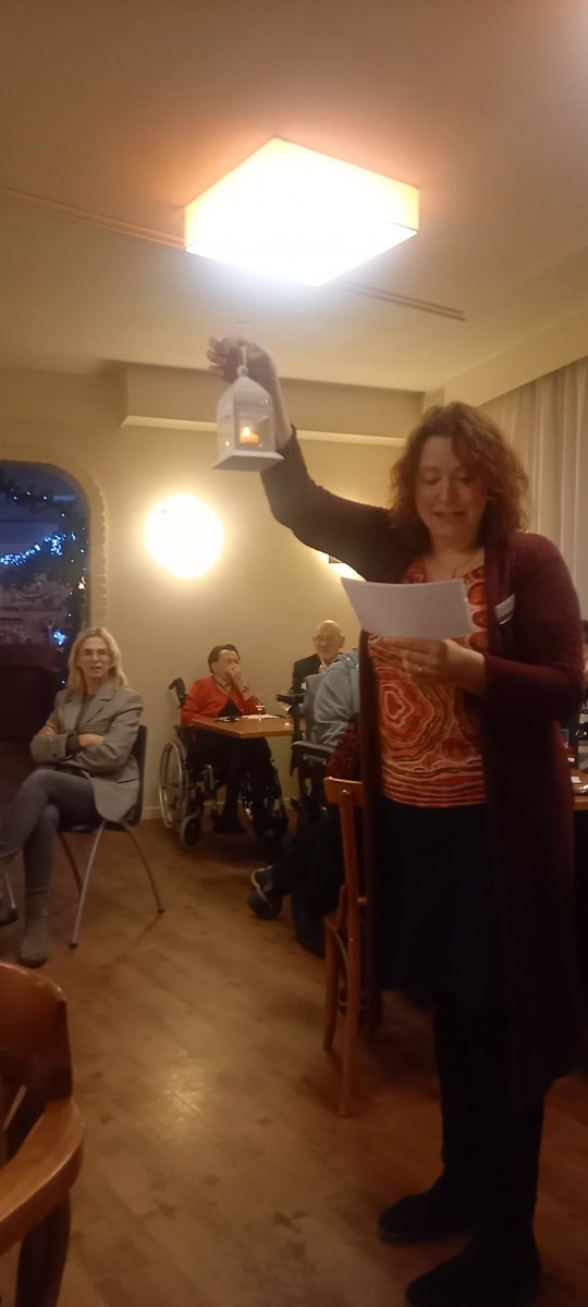 Toestand's tweet image. Kerstavond #Kalorama gevierd. Een heerlijk buffet, hoop gezelligheid, fijne muzikant en een mooi kerst verhaal. Let there be light.