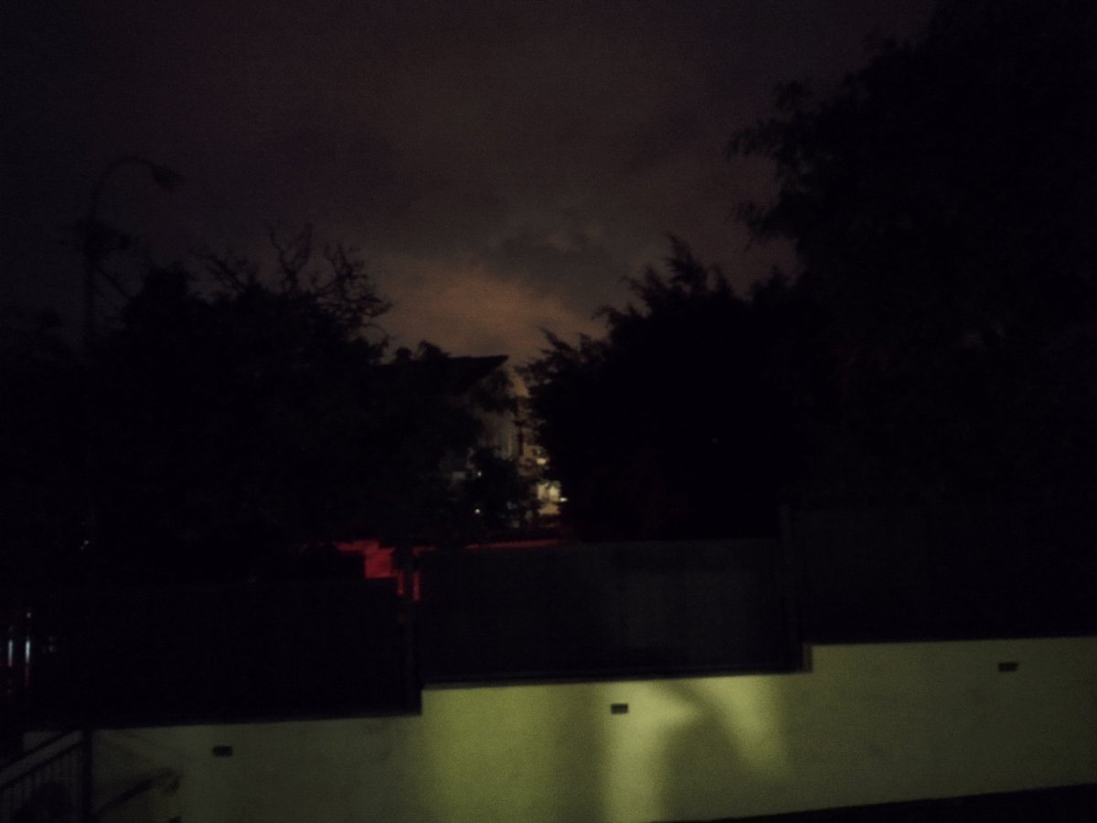 chuchuno18's tweet photo. @AytoVLZ  @DiarioSUR @malagahoy_es @opiniondemalaga    Así nos encontramos en la calle Brazon (Chilches), todas las noches. Cuando ustedes quieran pueden venir a iluminarla. Y si tienen tiempo, pueden podar los árboles. Años sin hacerlo. Una vergüenza. https://t.co/MF2GzKLE0i