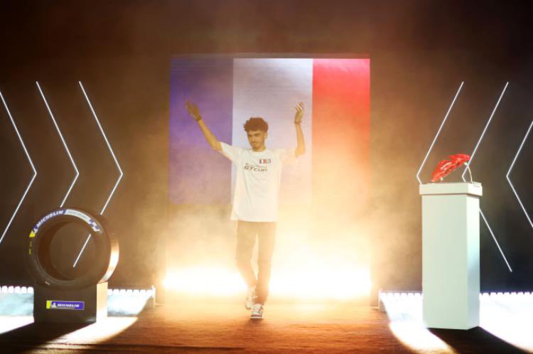 <a href="/antonioSK20/">AntonioSK</a> 

Desde que eras muy pequeño, no has dejado de creer, de soñar.

Lo has conseguido.

Siempre supimos que llegarías a lo más alto, así que ahora, sueña despierto para mantenerte donde siempre has merecido estar💙