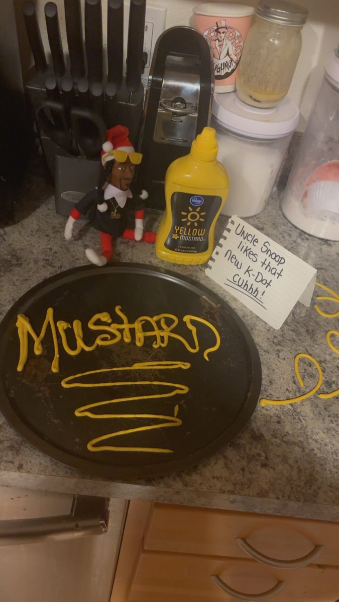 YaFavSip's tweet image. Y’all why TF my sister give my nephews thee blackest #Snooponastoop I’ve ever seen 😂😂 @UWantThis_D #Christmas @SnoopDogg coming out with Christmas stuff was the best idea ever I got my dad the coffee mug 💙