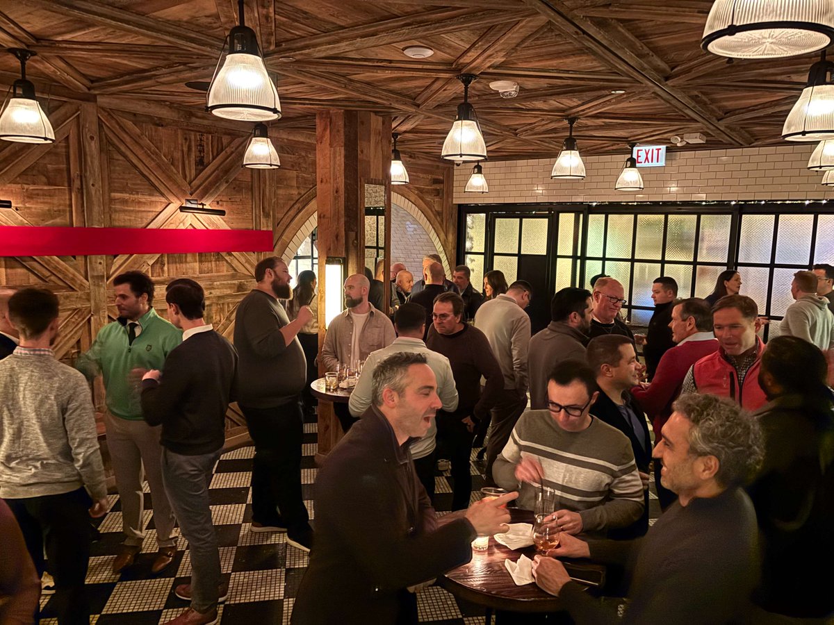 TicketManager's tweet photo. 🍻#TicketManager Chicago Happy Hour🥂
Last night, we had the pleasure of hosting our friends & partners for a happy hour in the heart of downtown Chicago.
We're proud to bring together talented professionals who make the TicketManager community so special!
#SportsBiz x #Tech https://t.co/d0XsMNhRGk