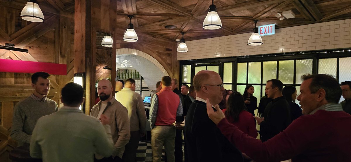 TicketManager's tweet photo. 🍻#TicketManager Chicago Happy Hour🥂
Last night, we had the pleasure of hosting our friends & partners for a happy hour in the heart of downtown Chicago.
We're proud to bring together talented professionals who make the TicketManager community so special!
#SportsBiz x #Tech https://t.co/d0XsMNhRGk