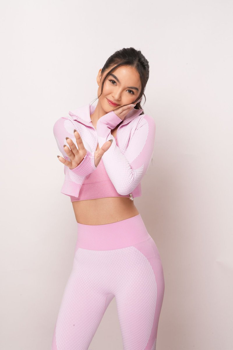 LazadaPH's tweet photo. Our Bato-Bato Pick kween 👑

#LazadaAllOutPaskoSale https://t.co/r2ksczellt