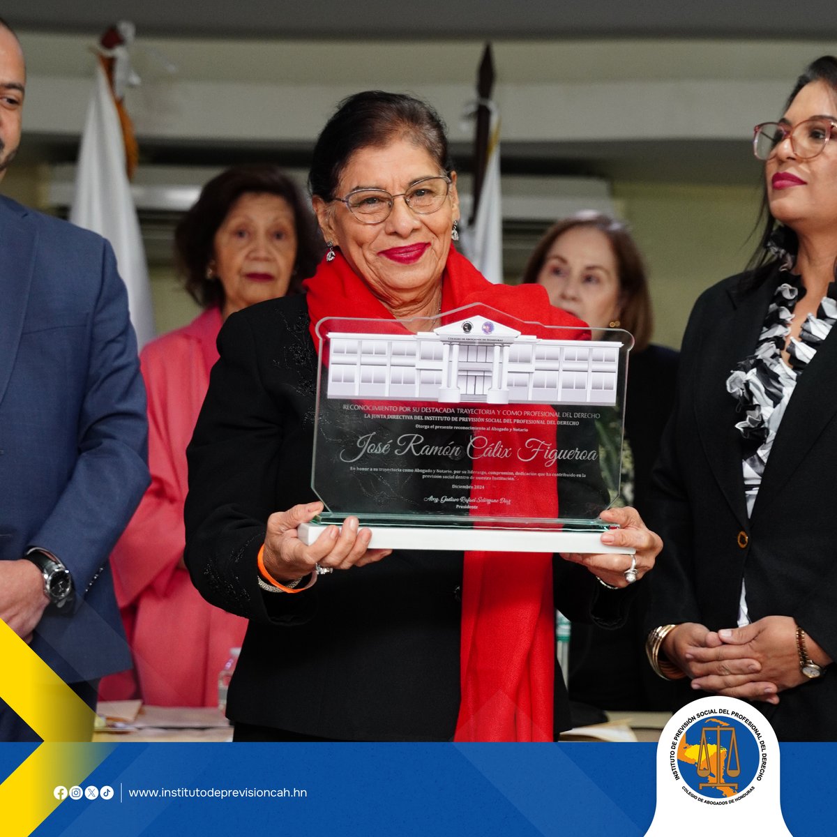 Se da inicio a la Asamblea General de Afiliados del Instituto de Previsión Social del Profesional del Derecho, donde se realiza el reconocimiento al destacado Abg. JOSÉ RAMÓN CÁLIX FIGUEROA, por su trayectoria como un gran profesional del derecho.

#IPSPD