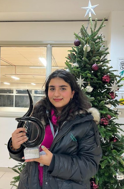 artcurriculum's tweet photo. @chelseaacademy Celebrating Art recent alumni Mary thrilled to hold the Yr11 2024 GCSE Art trophy! https://t.co/e1SnJe49RF