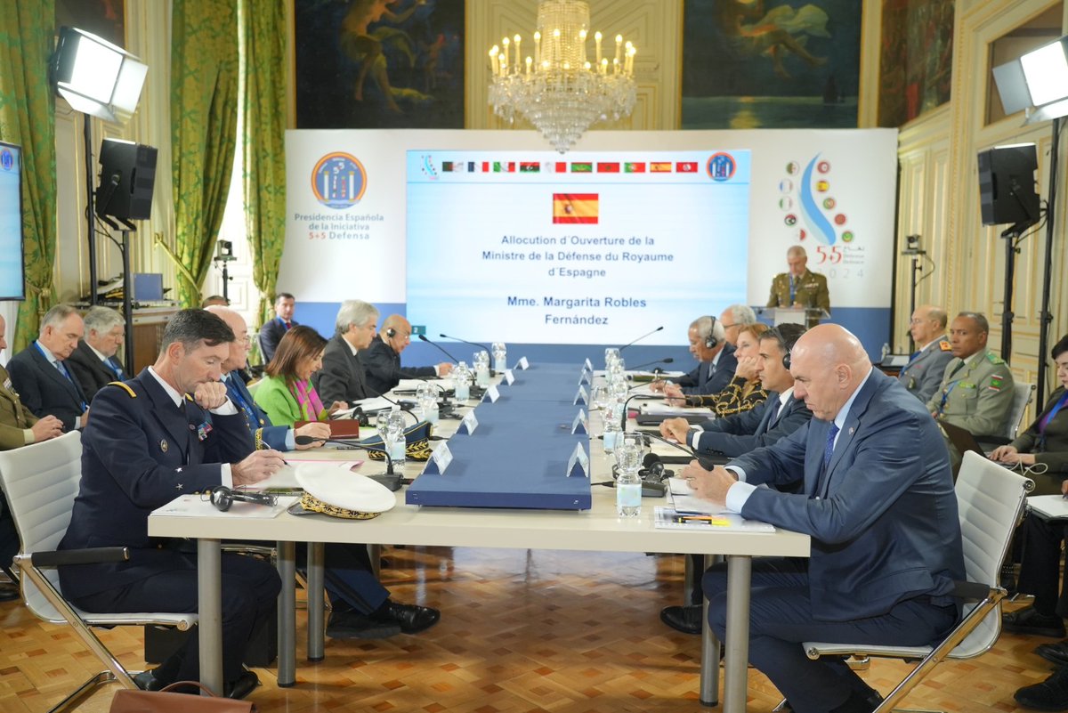 MinisteroDifesa's tweet photo. "Nel 2024 l'Italia ha messo il #Mediterraneo al centro della sua strategia di cooperazione e di sviluppo. E lo abbiamo fatto anche attraverso un forte impegno nell'iniziativa "5+5", insieme ad Algeria, Francia, Libia, Malta, Mauritania, Marocco, Portogallo, Spagna e Tunisia. Come Italia abbiamo conseguito il primato nel numero di attività svolte proprio all’interno di questa iniziativa. Anche grazie a questo l'Italia ha consolidato il suo ruolo di ponte tra le sponde Nord e Sud del Mediterraneo.
Una iniziativa, il 5+5, che però vogliamo e deve essere considerata anche nel più ampio quadro del "Piano #Mattei". Con questo Piano l’Italia vuole lavorare insieme a tutti i Paesi africani interessati per costruire un futuro più sicuro e prospero per tutti. Il "Piano Mattei" si propone di creare innovative sinergie per affrontare le sfide comuni e sfruttare opportunità condivise. Solo così l’Italia e la Ue, che  supporta con forza il Piano Mattei, possono contribuire a un Mediterraneo e a un’Africa sempre più integrati e sviluppati. Guardando al 2025, l'obiettivo è quello di intensificare ancora di più le nostre attività. Vogliamo rafforzare la partnership strategica orientata allo sviluppo sostenibile e condiviso. E vogliamo puntare su energia, innovazione tecnologica e cooperazione economica." Così il Ministro @GuidoCrosetto