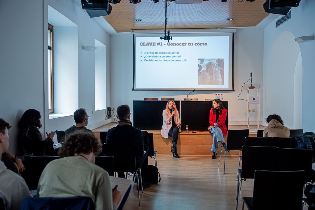 TheCircularGr's tweet image. Hace unos días, nuestras compañeras Yeniffer Fasciani y Mónica Echevarría, de #Feelsales, estuvieron participando en una master class organizada por @ALCINEFILMFEST 

📷 Aquí os dejamos un par de fotos del encuentro.