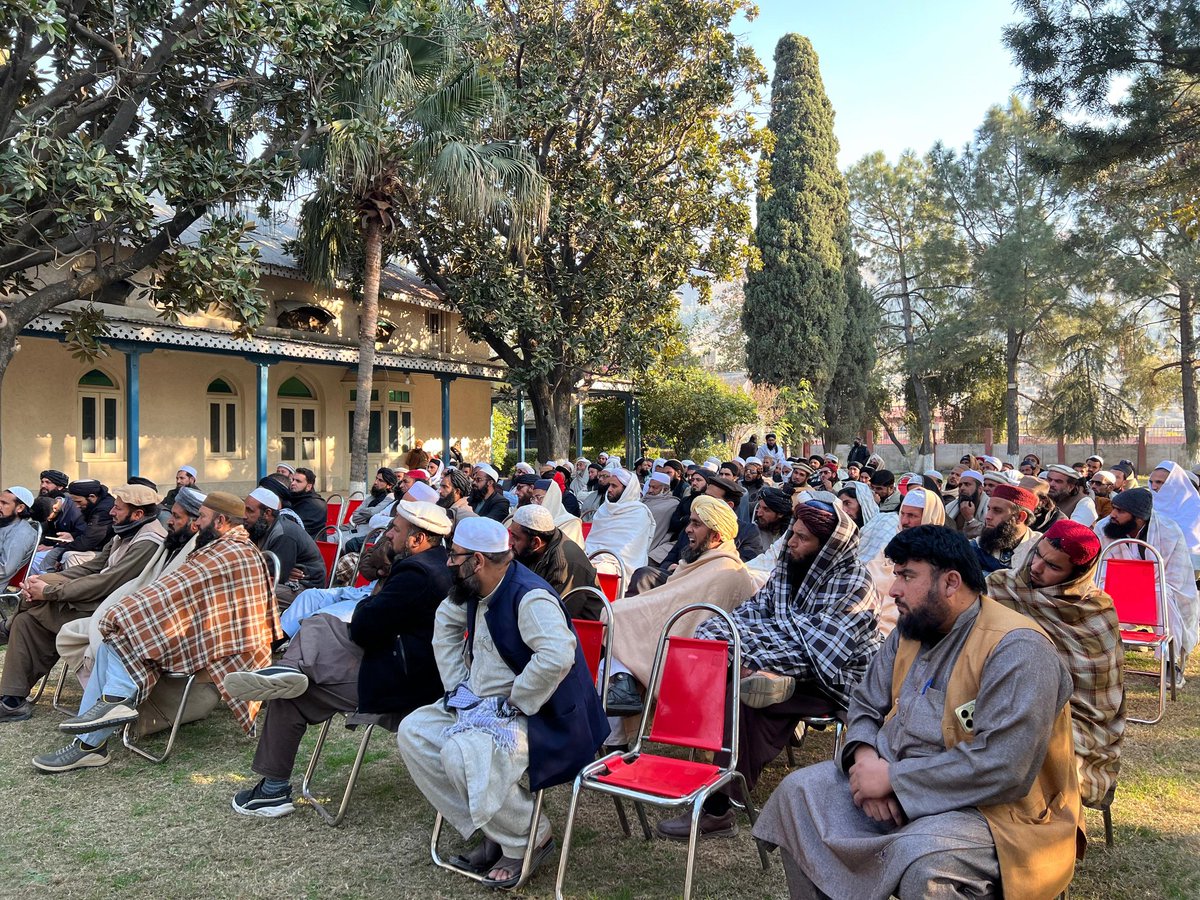 JuiDirLower's tweet photo. جمعیت علمائے اسلام ضلع دیر لوئر کے زیر اہتمام مدارس کے مھتممین حضرات کا کامیاب اجلاس ھوا۔تمام علماء کرام نے قائد جمعیت سرپرست وفاق المدارس ترجمان مدارس حضرت مولانا فضل الرحمن صاحب دامت برکاتہم کے مؤقف کے بھرپور حمایت کا اعلان کیا۔ https://t.co/nGgh41sexn