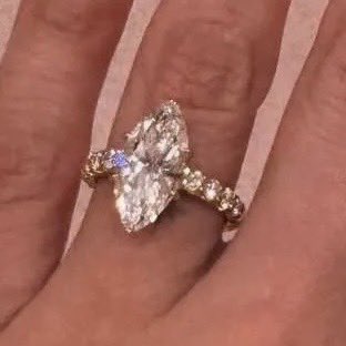 lo que hagan hailey y selena no me podría importar menos, pero lo que sí me obsesiona son los anillos de compromiso, así que me metí a buscar y gurl- ¿dónde está en parecido entre un oval con banda lisa, y un marquise con banda de diamante?