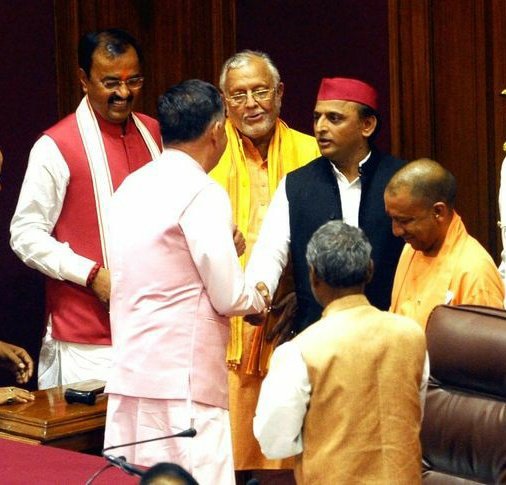 akratisurya's tweet image. नेता न्यूज़ चैनलों पर एक-दूसरे को गालियां देते हैं,  लेकिन पार्लियामेंट की कैंटीन में चाय-कॉफी पीते हुए दीपिका-आलिया पर चर्चा करते हैं।
दुश्मनी सिर्फ कैमरे के लिए होती है, असली दोस्ती अंदर चलती है।👇
#SuryaSamajwadi #PoliticalHypocrisy #FreeSpeech #BoycottBollywood
#AtulSubhash