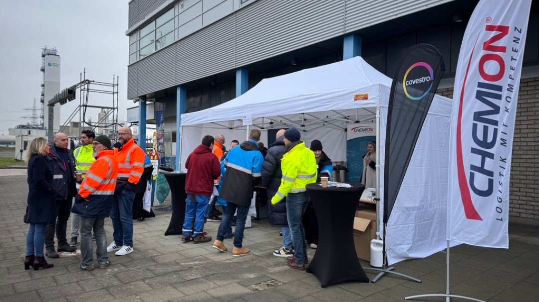 CHEMPARK (@chempark) on Twitter photo Der Chempark stand heute ganz im Zeichen einer unverzichtbaren Berufsgruppe: Lkw-Fahrer*innen. Gemeinsam haben @bayer, Chemion, <a href="/CovestroDE/">Covestro Deutschland</a>, <a href="/envalior/">Envalior</a> und <a href="/LANXESS_DEU/">LANXESS Deutschland</a> den #TruckDriverDay an unseren Standorten in Leverkusen, Dormagen und Krefeld-Uerdingen gefeiert. 👷🏼 Der Chempark stand heute ganz im Zeichen einer unverzichtbaren Berufsgruppe: Lkw-Fahrer*innen. Gemeinsam haben @bayer, Chemion, <a href="/CovestroDE/">Covestro Deutschland</a>, <a href="/envalior/">Envalior</a> und <a href="/LANXESS_DEU/">LANXESS Deutschland</a> den #TruckDriverDay an unseren Standorten in Leverkusen, Dormagen und Krefeld-Uerdingen gefeiert. 👷🏼