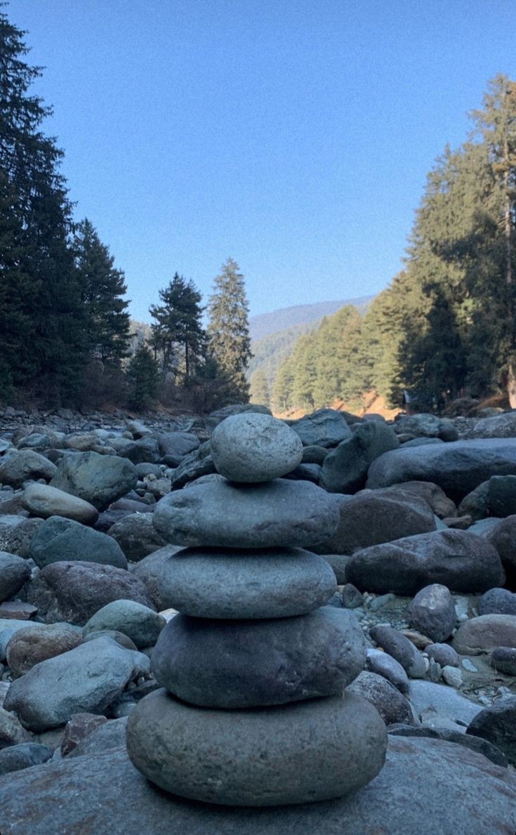 Ziha_ai's tweet photo. Finding balance in nature's chaos, a silent testament to tranquility and focus. #RockBalance #MindfulMoments https://t.co/cW6beQQguw