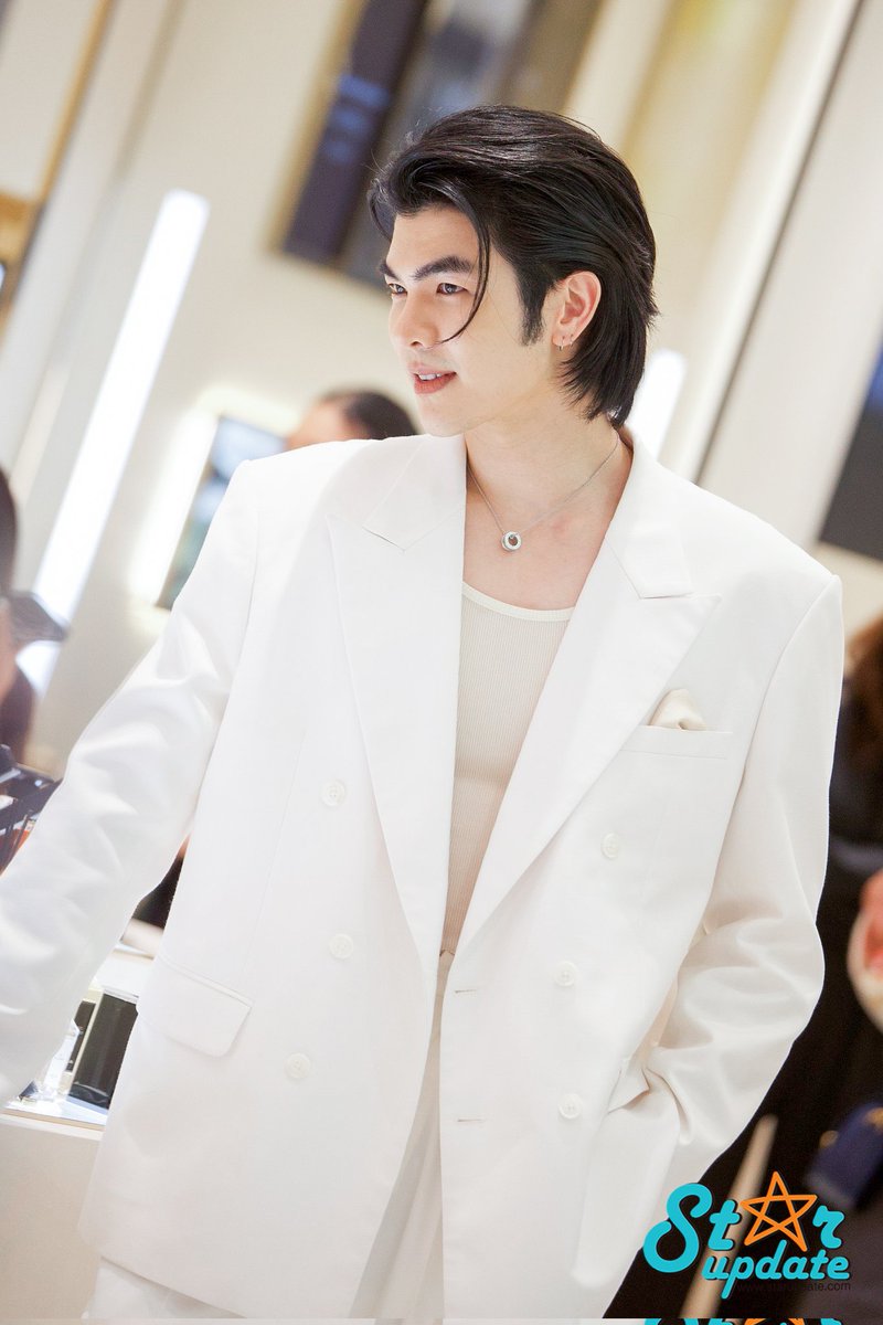 นี่ไม่ใช่สูทขาวนี่คือสุดหล่อ 😉  "มาย ภาคภูมิ" ในงาน "The Store of Bangkok" Grand Opening
MILE X NEW GUERLAIN BOUTIQUE
#GuerlainThailandxMile
#milephakphum
#TheStoreofBangkok #AllRoadsLeadtoChidlom
#Centralchidlom