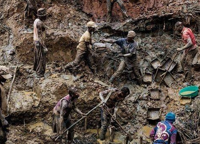climacritic's tweet photo. Per generare l'elettricità di tutta la UE servirebbero 5 miliardi di pale eoliche da 2MW. Ciascuna di esse richiede 1.671 tonnellate di materiale, tra cui 1.300 tonnellate di cemento, 295 tonnellate di acciaio, 48 tonnellate di ferro, 24 tonnellate di fibra di vetro, da ripetere ogni 10-20 anni con scavo di 8 trilioni di tonnellate di materiali. Le energie rinnovabili non sono più pulite e più ecologiche dei fossili e richiedono un'enorme quantità di idrocarburi per estrarre il minerale. 
Di tutto ciò nessun ecologista parlerà mai.