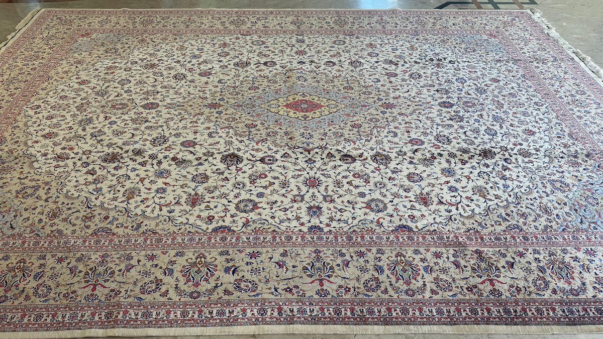 SHEBACARPETS's tweet photo. Genuine handmade pure Silk Kashan Persian carpet from Sheba Carpets Stores UAE. Large area rug is size 3x4 meters and has floral design. 
Please telephone or DM +971506786168
#handmaderugs #handknotted #persian #carpet #UAE #interiordecor #interiors https://t.co/zXxauBSLde