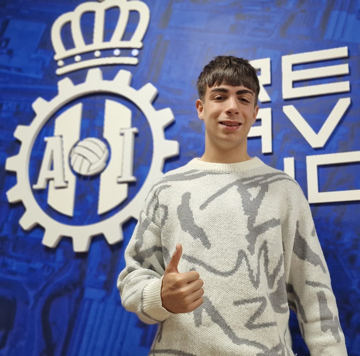 RealAvilesInd's tweet photo. 📄 𝐂𝐨𝐦𝐮𝐧𝐢𝐜𝐚𝐝𝐨 𝐨𝐟𝐢𝐜𝐢𝐚𝐥 | Pablo Macías

🤝 El centrocampista, que debutó esta temporada con el primer equipo, se compromete como blanquiazul hasta el 2027.

📝 Noticia en nuestra página web

#RealAvilésIndustrial 🔵⚪🔴