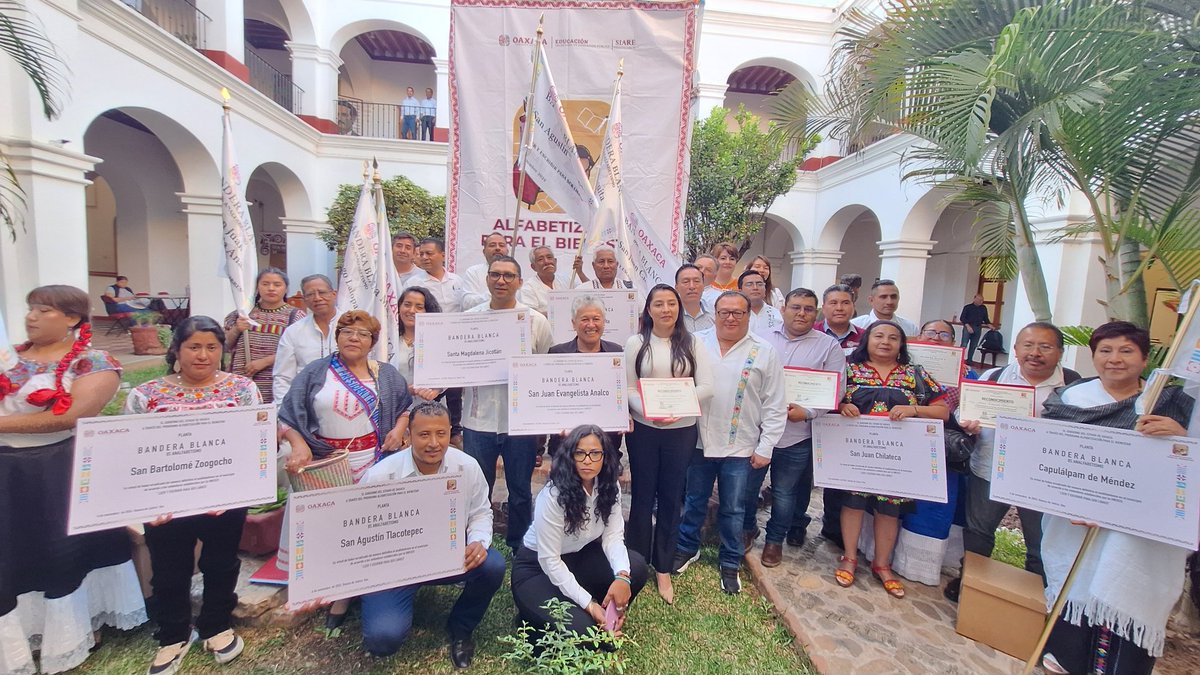 Oaxaca avanza en educación gracias al liderazgo de nuestro Gobernador el Ing. <a href="/salomonj/">Salomón Jara Cruz</a>; levantamiento de BANDERA BLANCA en 8 municipios que superan el analfabetismo, 3 gracias al GRAN TRABAJO de los BACHILLERATOS INTEGRALES COMUNITARIOS #17, #18 y #40.