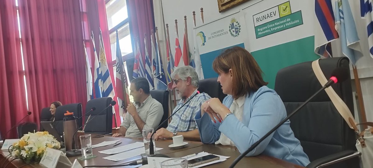 turcoifran's tweet photo. Ayer en el @cintendentesuy participamos y expusimos durante el último Plenario de Bromatología del 2024. Realizamos un balance de la puesta en marcha del #RUNAEV, en exitosa producción desde el 14 de octubre. https://t.co/AE1LP9gHga