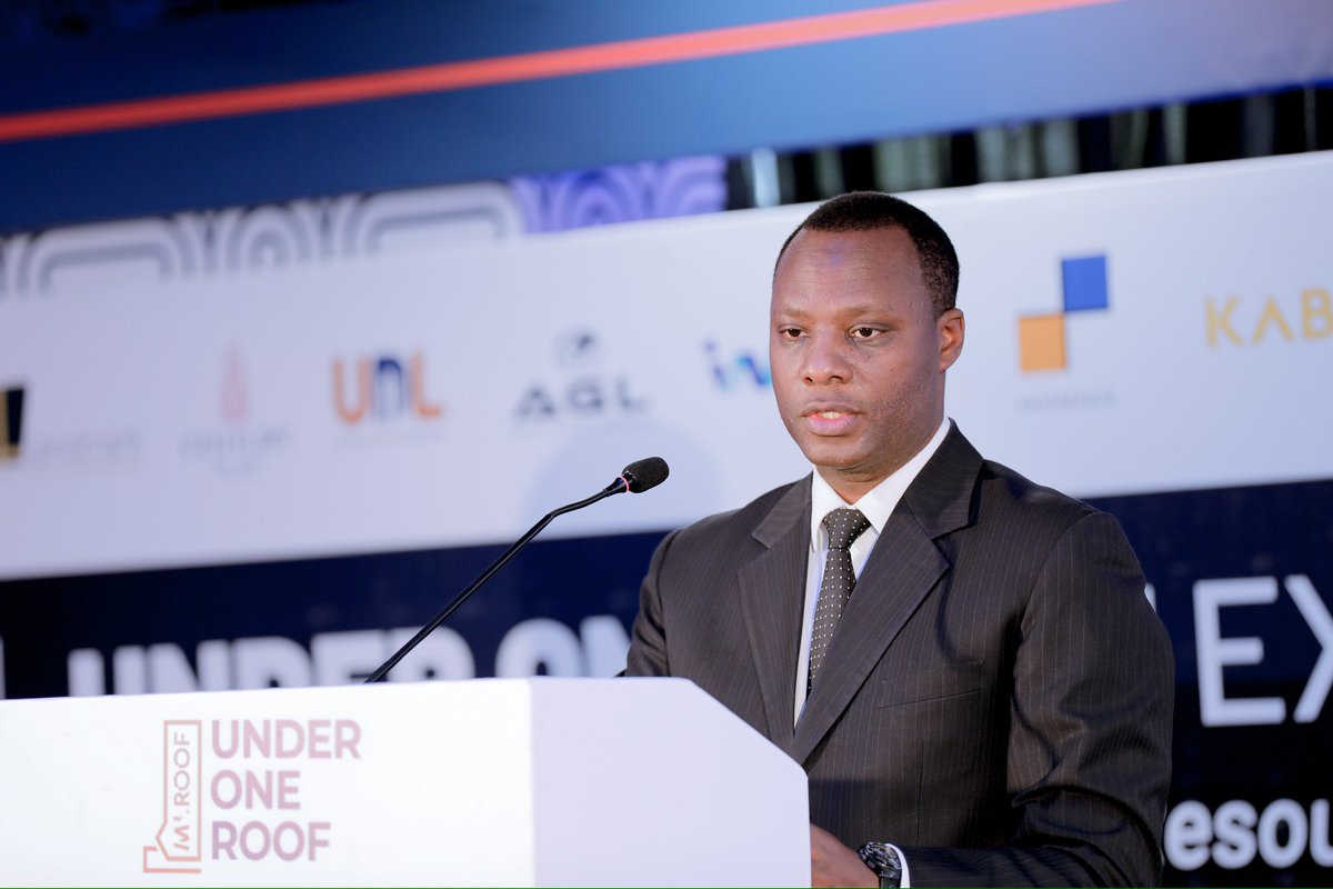 Rwanda_Housing's tweet image. Today, Director General @Ndekwalpha opened the Under One Roof Expo &amp;amp; Summit organized by @MrRoofRwanda . 

In his opening keynotes, the DG reminded investors, manufacturers, and people in the building industry that quality is the hallmark of a well-constructed building. He said,