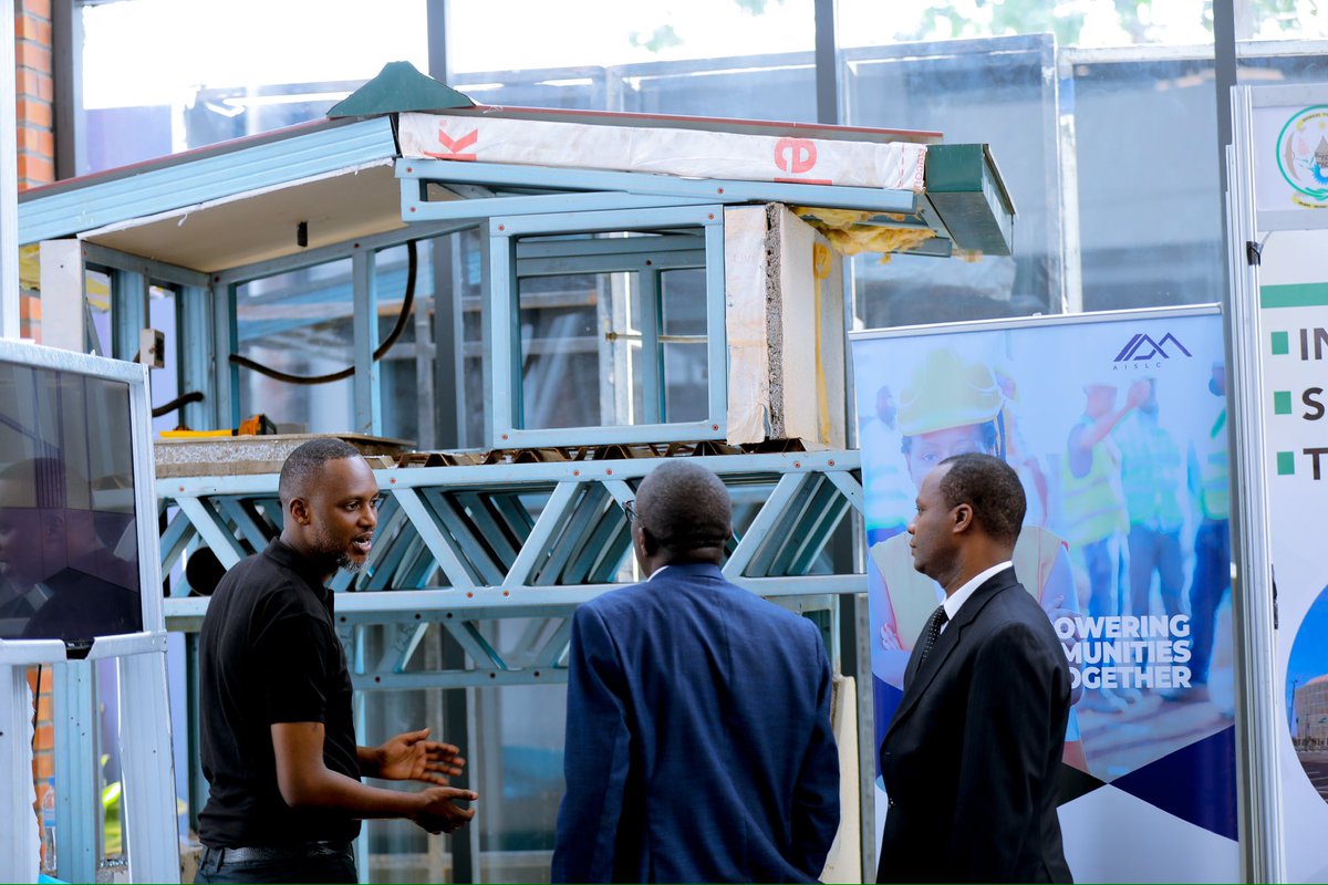 Rwanda_Housing's tweet image. Today, Director General @Ndekwalpha opened the Under One Roof Expo &amp;amp; Summit organized by @MrRoofRwanda . 

In his opening keynotes, the DG reminded investors, manufacturers, and people in the building industry that quality is the hallmark of a well-constructed building. He said,