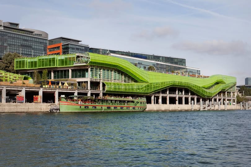 GuidaParigi's tweet image. 🏢 Un audace esperimento architettonico sulla Senna! La Cité de la Mode et du Design di Parigi unisce arte contemporanea, moda e locali trendy in una distintiva struttura verde che "fluttua" sul fiume! 🎨
Scopri di più: parigi.it/cite-de-la-mod…
#Parigi #DesignArchitecture