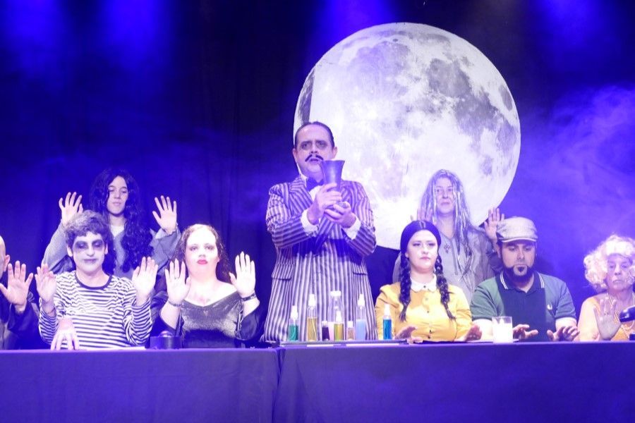 🎭 "La familia Addams"  -> Los Guachindanguitos 
🏷️ Teatro
📌 Miércoles Addams se ha enamorado de Tomás y desea juntar a las dos familias para que se conozcan.
📆 13 de diciembre, VIERNES
⌚ 19:00
🏠 Larratxo K.E.  #Donostia 
Información-> buff.ly/4ipJMwC