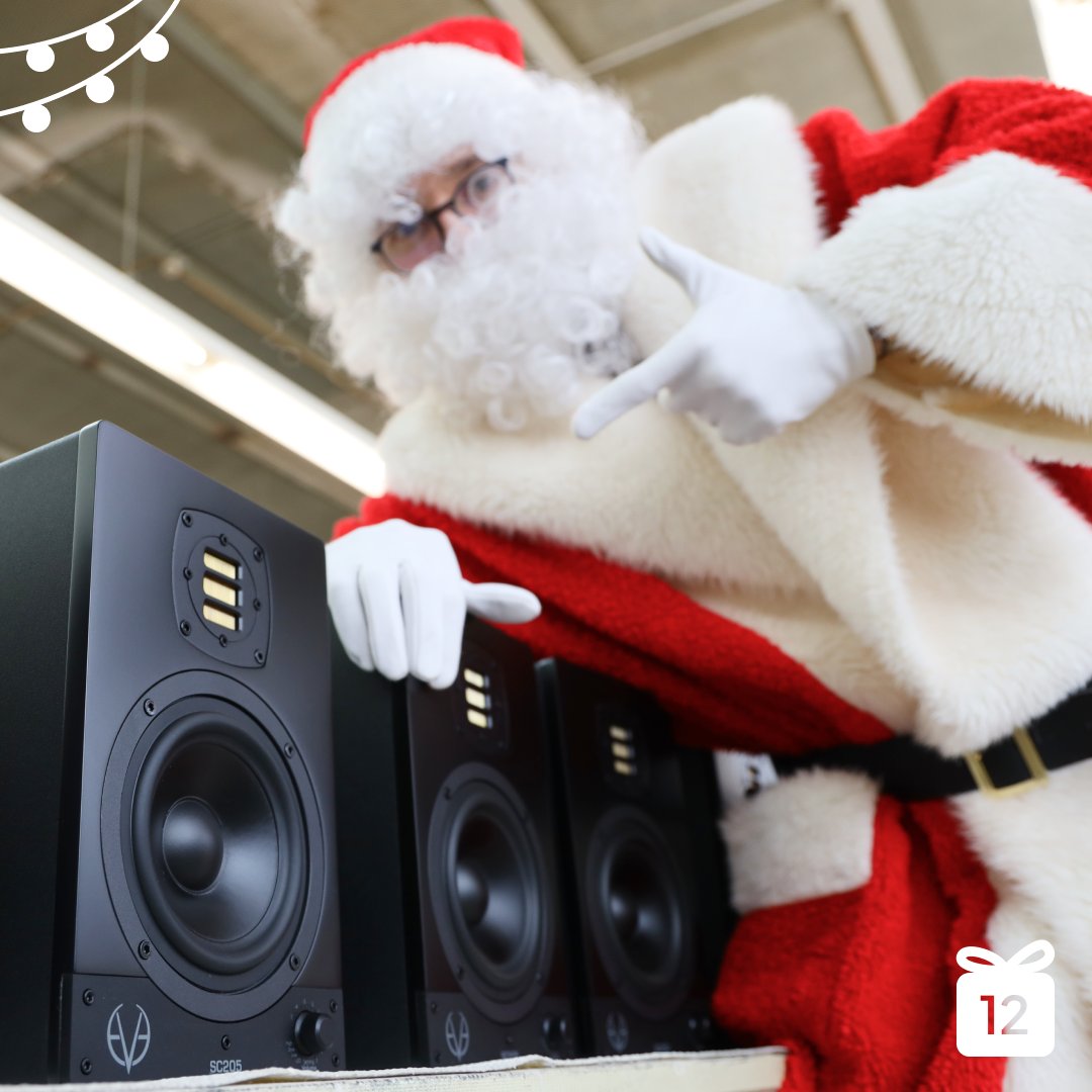 EveAudio's tweet photo. 🎅 Santa spotted in our factory, packing up monitors for his holiday deliveries! Who is on his nice list this year? 🎁🔊
#EVEAudio #StudioMonitors #Santa #Christmas #SC205 #SC207 #SC203 #StudioGear #Music #Studio https://t.co/wauBiyrxzq
